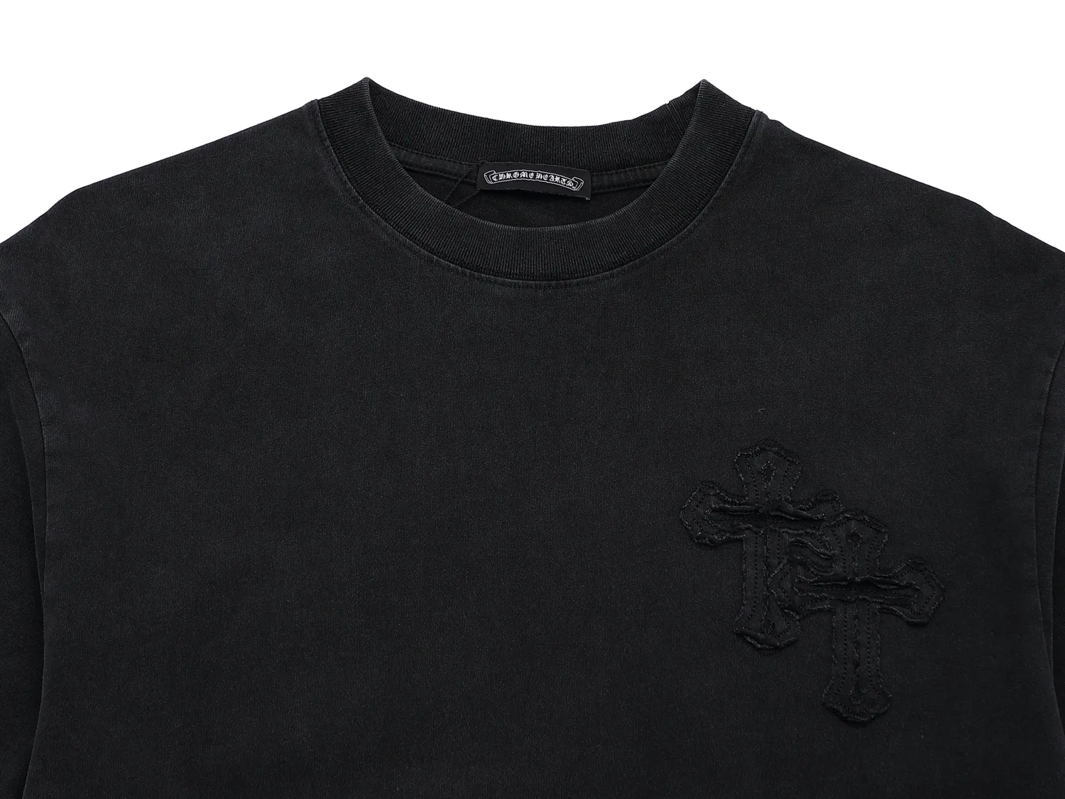 P180 280g exclusive version] Chro*e Hets Chro*e Hets 𝟐𝟎𝟐5 Spring and Summer Washed and Stir-fried Color + Hand-appliquéd Embroidery Round Neck Short Sleeves 2025SS latest short sleeves adopt the washed-fried salt process by adding pumice to the washing water, allowing the pumice to rub against the clothes to achieve different washing effects. After washing, the cloth will appear gray and old, and sometimes slightly damaged. It is particularly textured and has a solid and delicate touch. Every inch of the fabric seems to have experienced the baptism of time. It has a classic fried salt retro distressed effect, as if you can smell the aroma of the years. The crack effect is not a flaw, but the unique mark of life of each T-shirt, showing its unique beauty. Wearing it, it seems that you can instantly travel to that retro era while standing at the forefront of the trend. For fashion trendsetters, this is not only clothing, but also a canvas for self-expression and endless possibilities. For brands, such fabrics can undoubtedly add a unique color to your product line. This old-fashioned feel is especially suitable for those friends who like retro style.  The inherited hand-made appliqué embroidery is a form of high-density embroidery, which is in the same category as the appliqué embroidery in Chinese Suzhou embroidery! The embroidery method is to cut the applique cloth according to the pattern requirements and paste it on the embroidery surface. Cotton and other materials are padded between the applique cloth and the embroidery surface to make the short-sleeved pattern bulge and have a three-dimensional effect. After the applique cloth is pasted, various stitches are used to lock the edges. The patch embroidery method is mainly based on pattern blocks, and the style is unique and elegant! After that, a high-density 10,000-needle embroidery machine is used to position, fix, and cover. The appliqué embroidery uses the same color embroidery as the short sleeves. The low-key, fashionable, and luxurious visual effect is simply perfect! ‌ Washed and stir-fried with salt ➕Hand-made appliqué The creative design of dual craftsmanship makes the whole dress show exquisite craftsmanship. The front and back patterns of the clothes are all made of high-density hand-applied embroidery. The double embroidery is high-grade and exquisite, and the patterns are completely combined to echo each other. This short-sleeved short-sleeved shirt is low-key and carries a rock and punk style that is unique to Crowe. It is simply perfect! No matter from which angle you look at it, it shows a low-key and luxurious sense of fashion. It is an indispensable classic model that stands out among many spring and summer new models. It is outstanding, eye-catching and eye-catching! Avant-garde and retro, two styles are displayed on the same piece of clothing, colliding with unique creative sparks. It can be said to be avant-garde, full of personality, fashionable and versatile, and the same style for male and female couples! An excellent hit! Creative design, double embroidery, excellent craftsmanship, exquisite details and first-class feel! An excellent hit! It is made of 280 grams of double yarn and double ply dust-free imported pure cotton fabric. It has been washed and high-temperature shaped and pre-shrunk. The fabric is comfortable and breathable. It will not shrink after repeated washing. The fabric has a high-end and exquisite texture and a first-class feel! High-density embroidery has good firmness and is not easy to fall off! The detail processing is 100% perfect. It looks great no matter how you match it with various styles. High weight and high quality. Exclusive version. Non-market ordinary version. Enlarge real shot details. Instant sale of all versions. Compare at will. Quality is absolutely guaranteed. A must-have for fashionistas. Control it at will. Definitely one for everyone. A must-have for men and women couples! The most 🆕first release, the exclusive first release, the same style for men and women, classic, simple and versatile, and the quality is unquestionable!  Chrome Hearts is a famous Hollywood luxury brand founded by Richard Stark in 1988 with unique design style! The design style combines rock punk, street hip-hop and other low-key luxury styles. It adheres to pure handcrafting and exquisite design, so its value as a work of art has far exceeded the meaning of jewelry.  Color: Washed Black Size: S M L XL